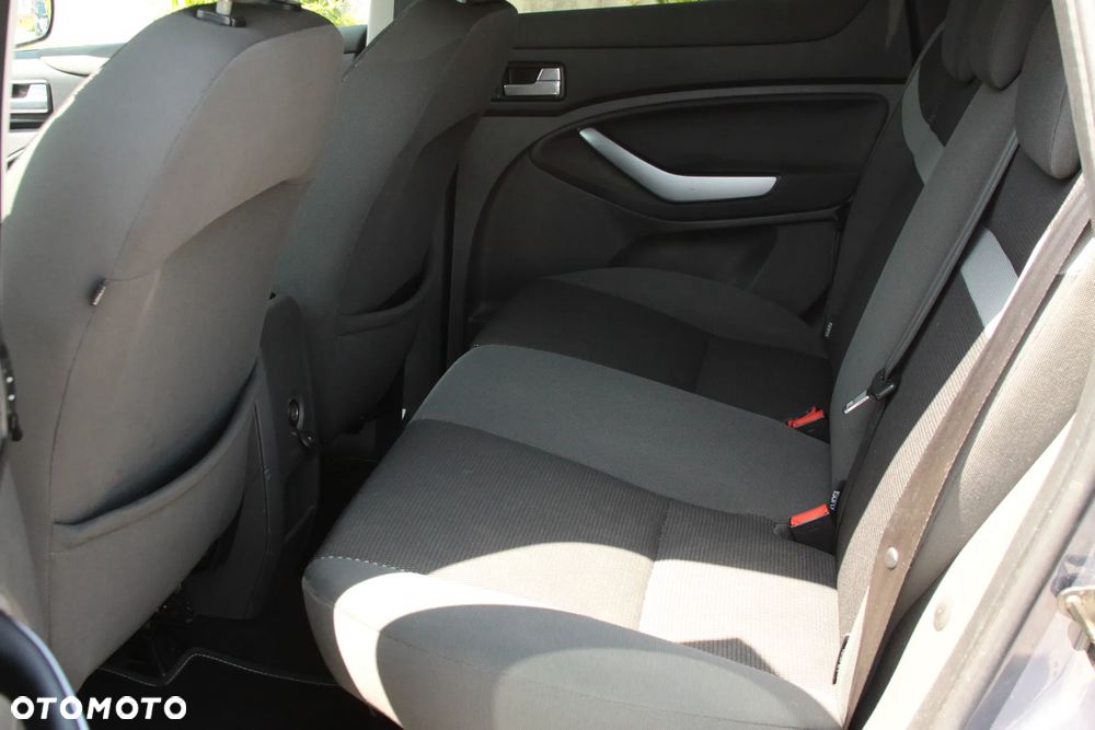 Ford Kuga 2.0 TDCi 2x4 Titanium - 16