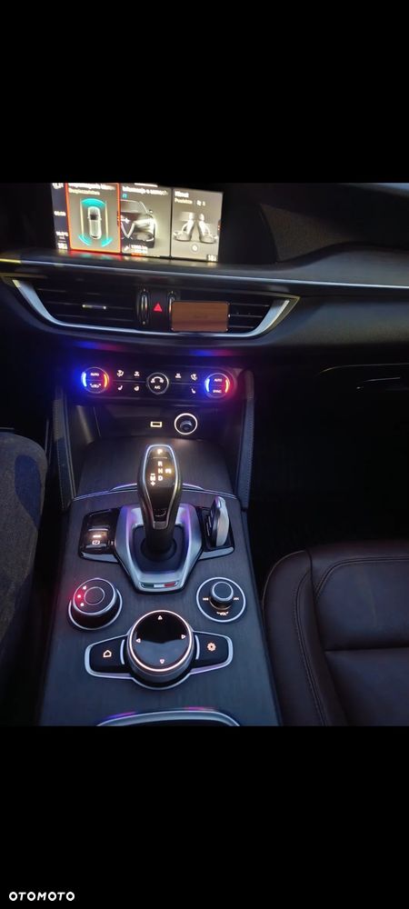 Alfa Romeo Stelvio 2.0 Turbo 16V AT8-Q4 Ti - 35