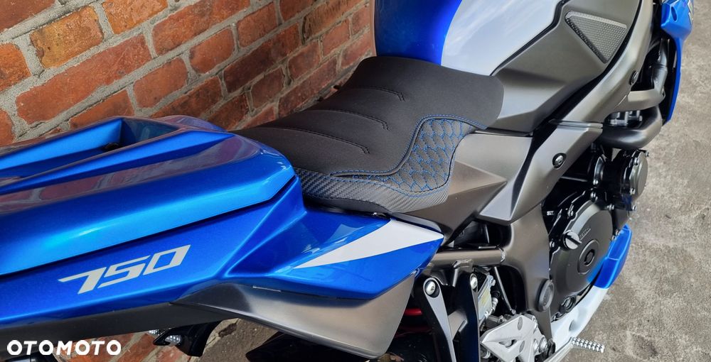 Suzuki GSR - 6