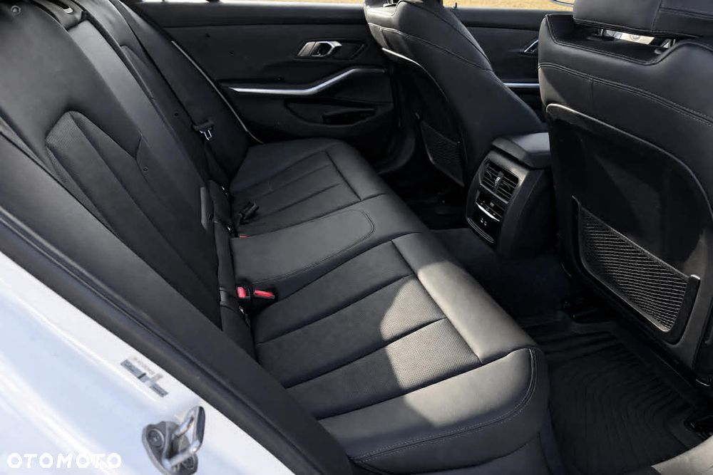 BMW Seria 3 318d Sport Line Shadow - 23