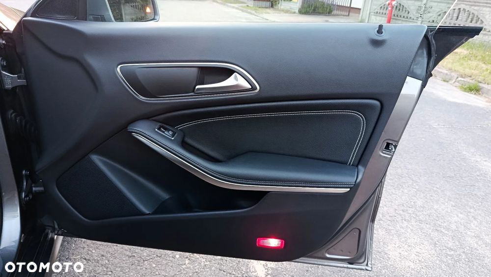 Mercedes-Benz CLA 180 7G-DCT UrbanStyle Edition - 14