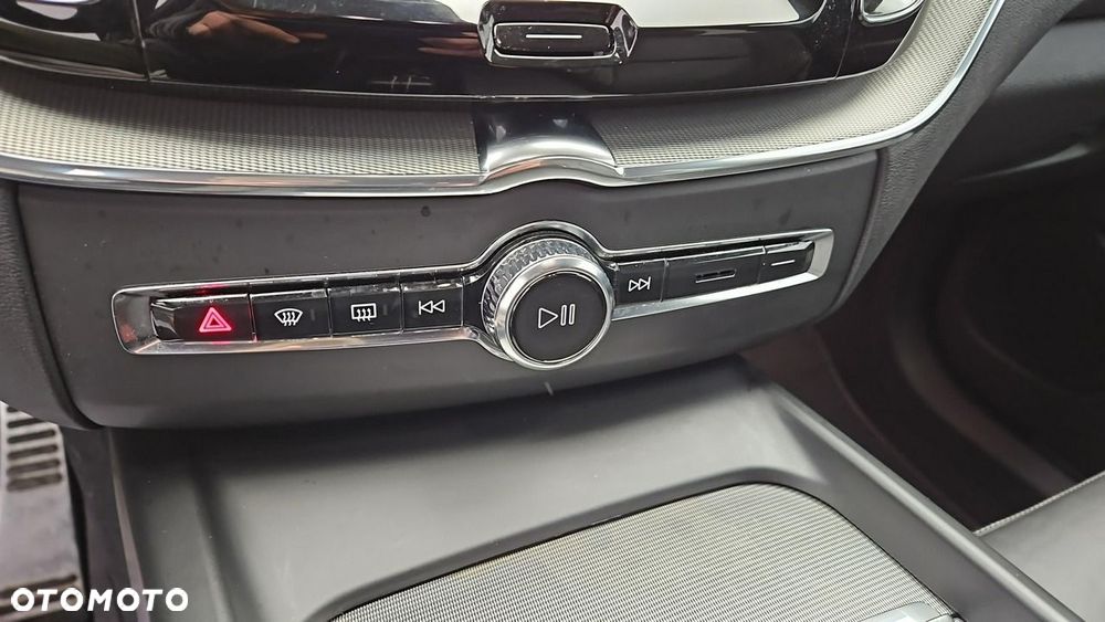 Volvo XC 60 B5 D AWD Ultimate Dark - 20