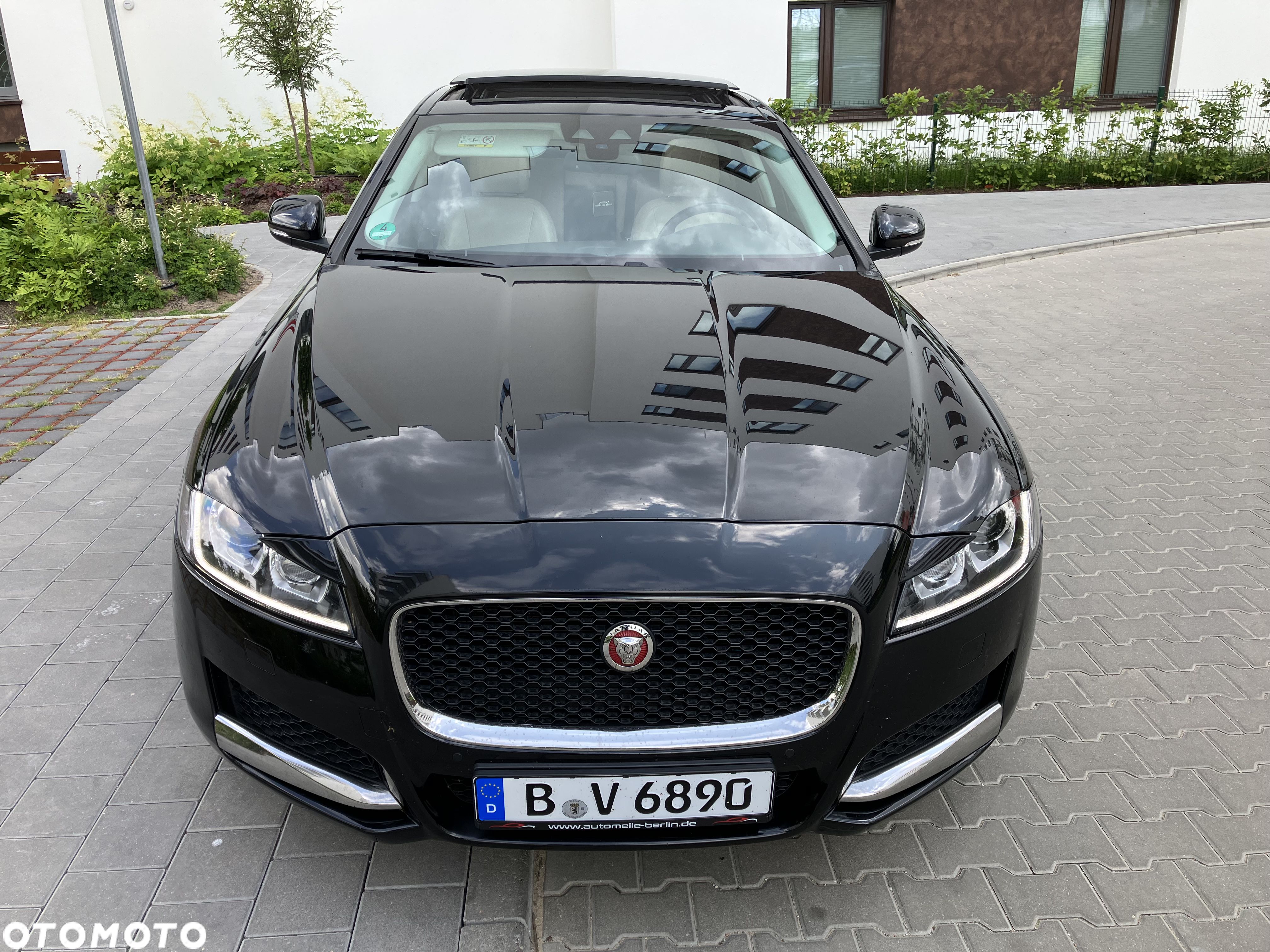 Jaguar XF 2.0 T AWD Portfolio - 1
