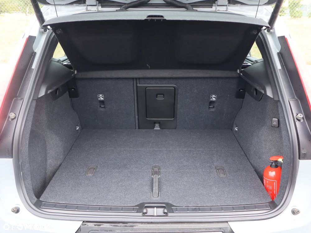 Volvo XC 40 B3 Plus Dark - 17