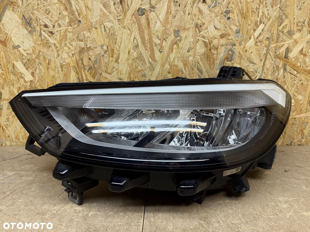 LAMPA LEWA FULL LED VOLVO ID3 10B941005A