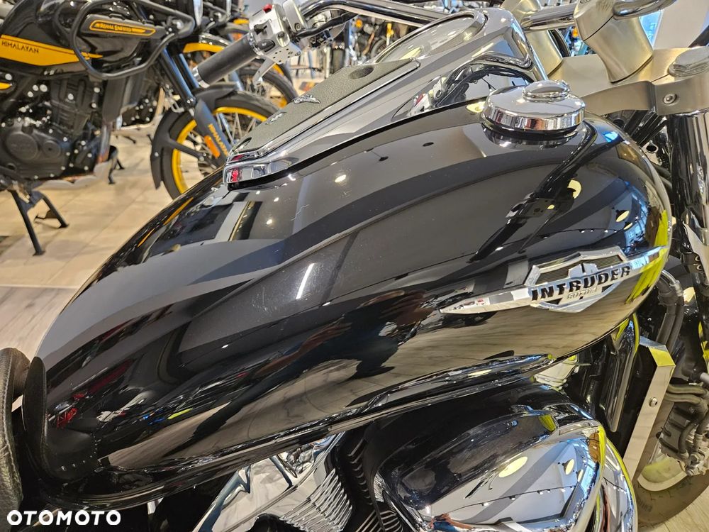 Suzuki Intruder - 11