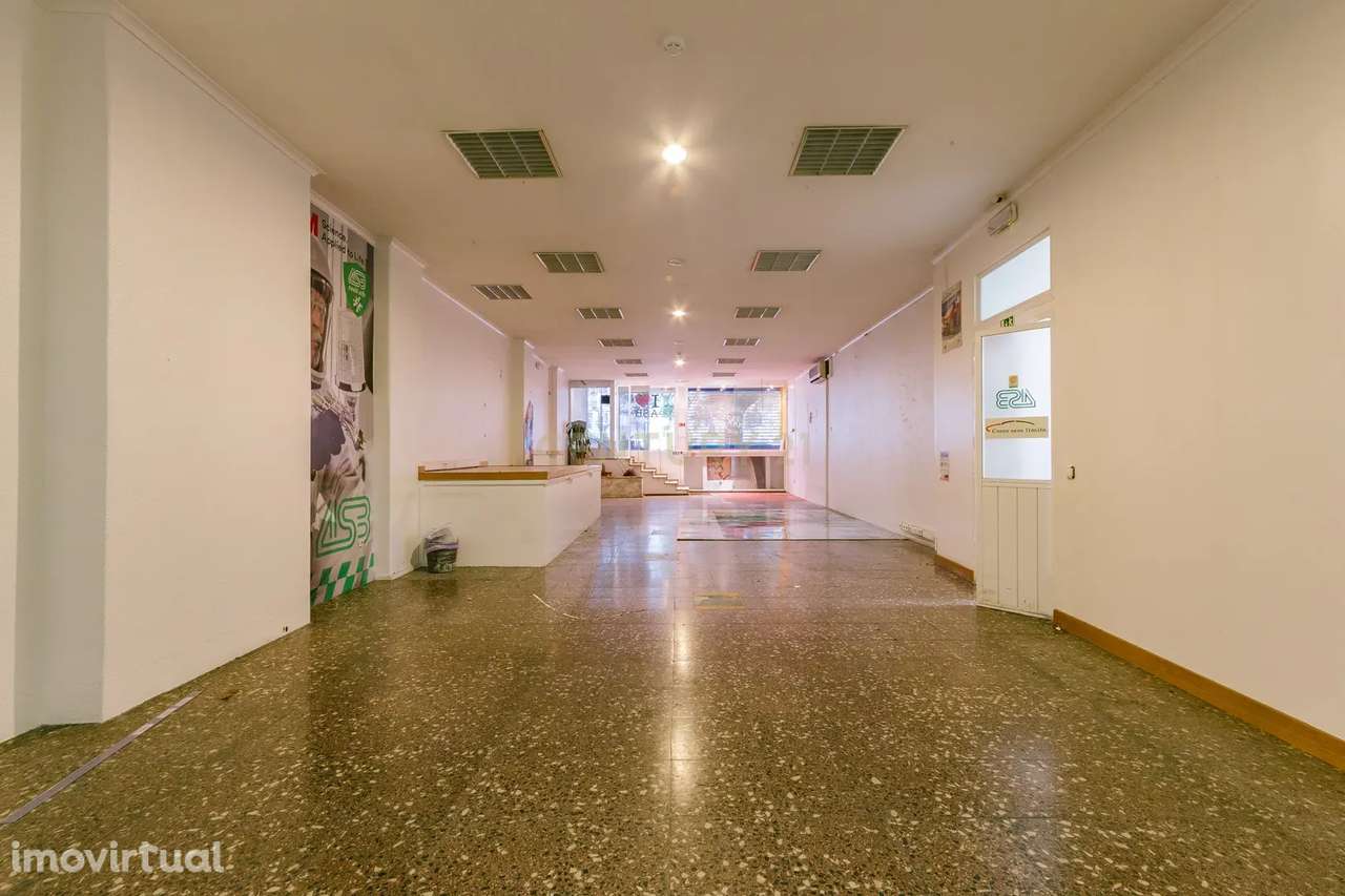 VENDE-SE IMÓVEL - LOJA, ARMAZÉM E GARAGEM NA PENHA DE FRANÇA, LISBOA - Grande imagem: 3/26