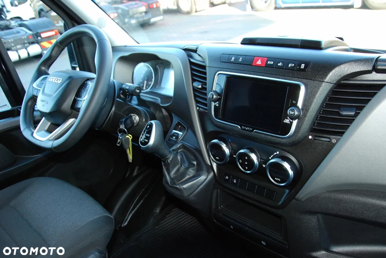 Iveco DAILY 35-180 /  BLASZAK / 2022 ROK /  HI-MATIC / Full opcja / CZARNY METALIK /  SPROWADZONY / PO KONTRAKCIE SERWISOWYM - 30