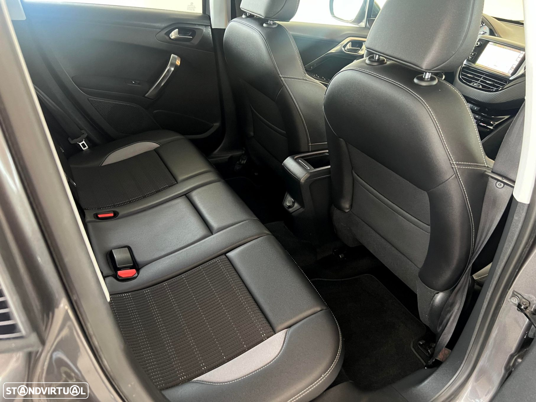 Peugeot 2008 1.6 e-HDi Allure 2-Tronic - 31