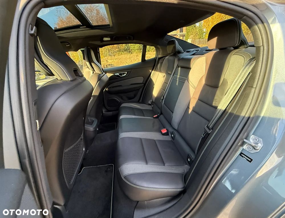 Volvo S60 T5 AWD R-Design - 25