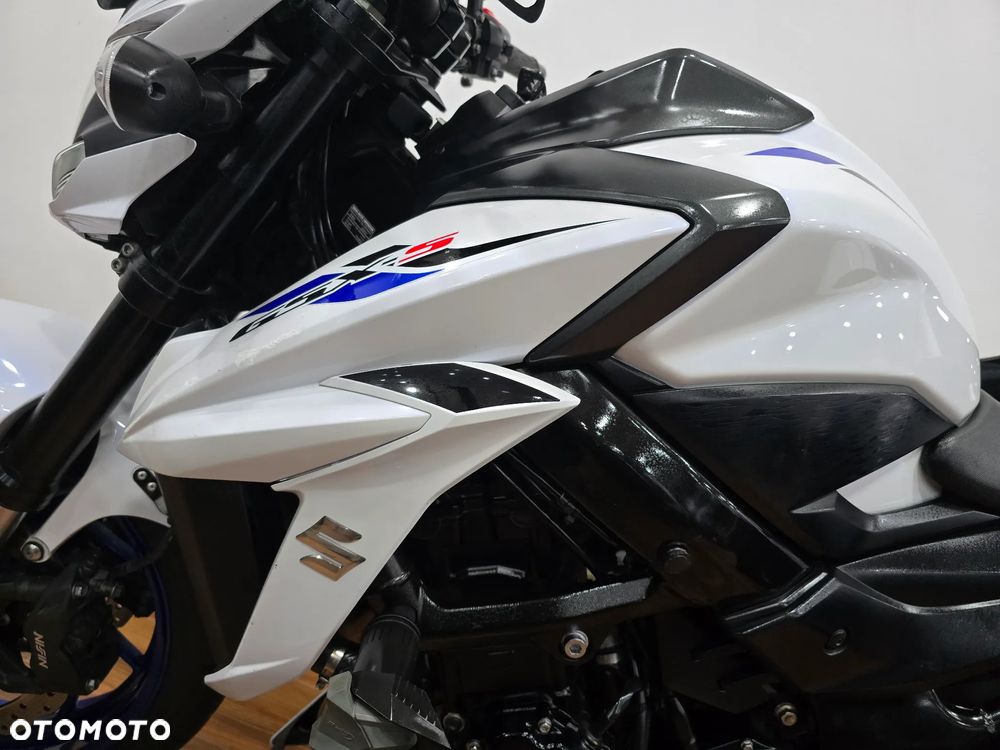 Suzuki GSX - 23