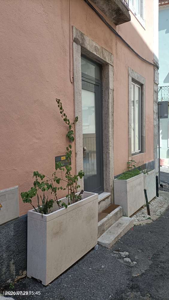 Duplex T2 remodelado em Arroios — água furtada com claraboias - Grande imagem: 5/29
