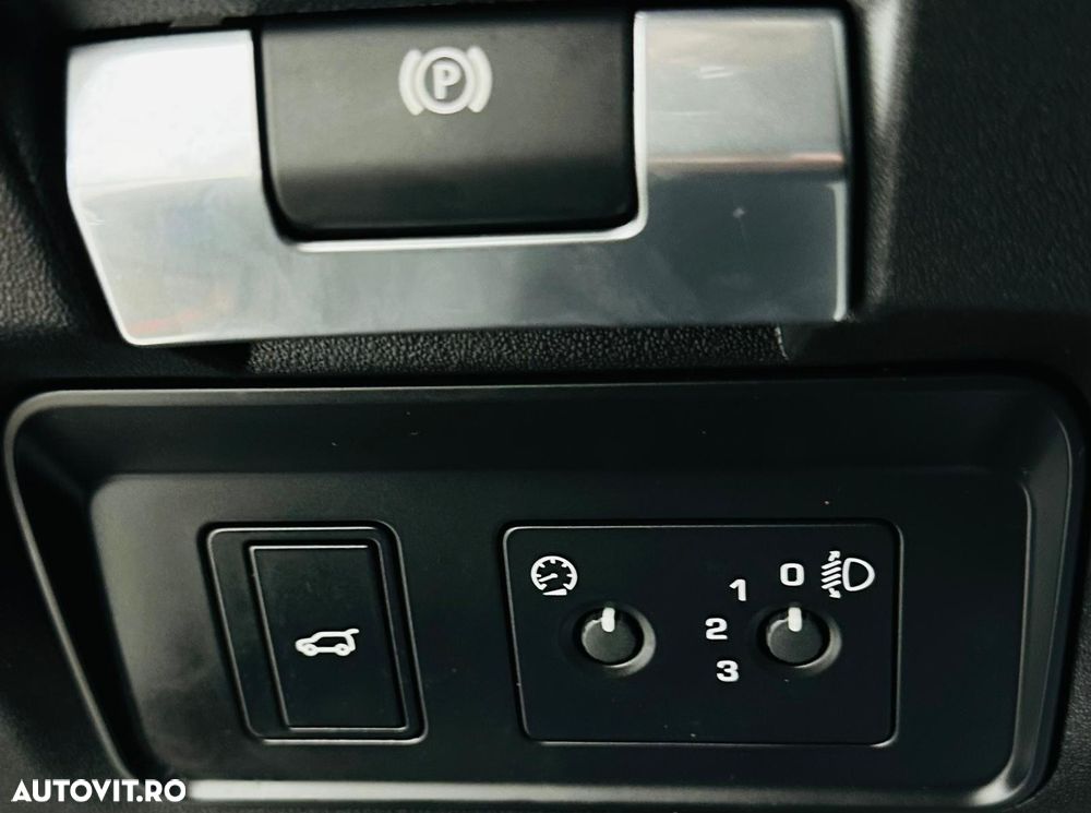 Land Rover Discovery Sport 2.0 l TD4 PURE - 12