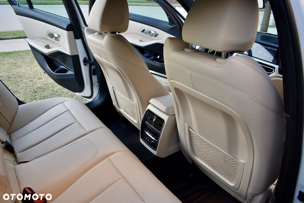 BMW Seria 3 330i - 29