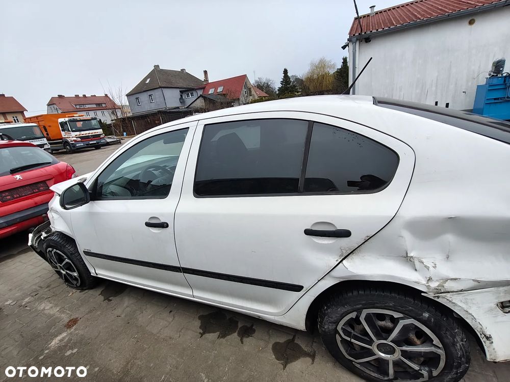 Skoda Octavia 2 II lift 2012 1,6 P 2006 r. 2,0 D na części podsufitka drzwi szyby lusterko zamek lampa itp - 15