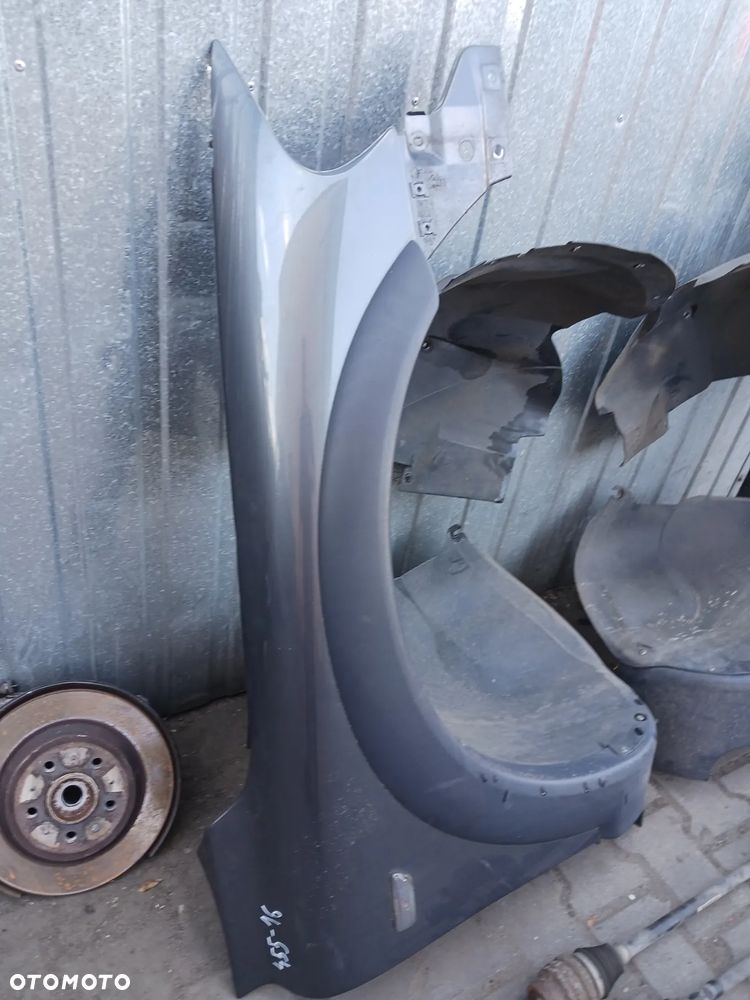 Błotnik prawy przód Volvo XC70 2000 - 2007 r kolor 455-16 z listwą - 2