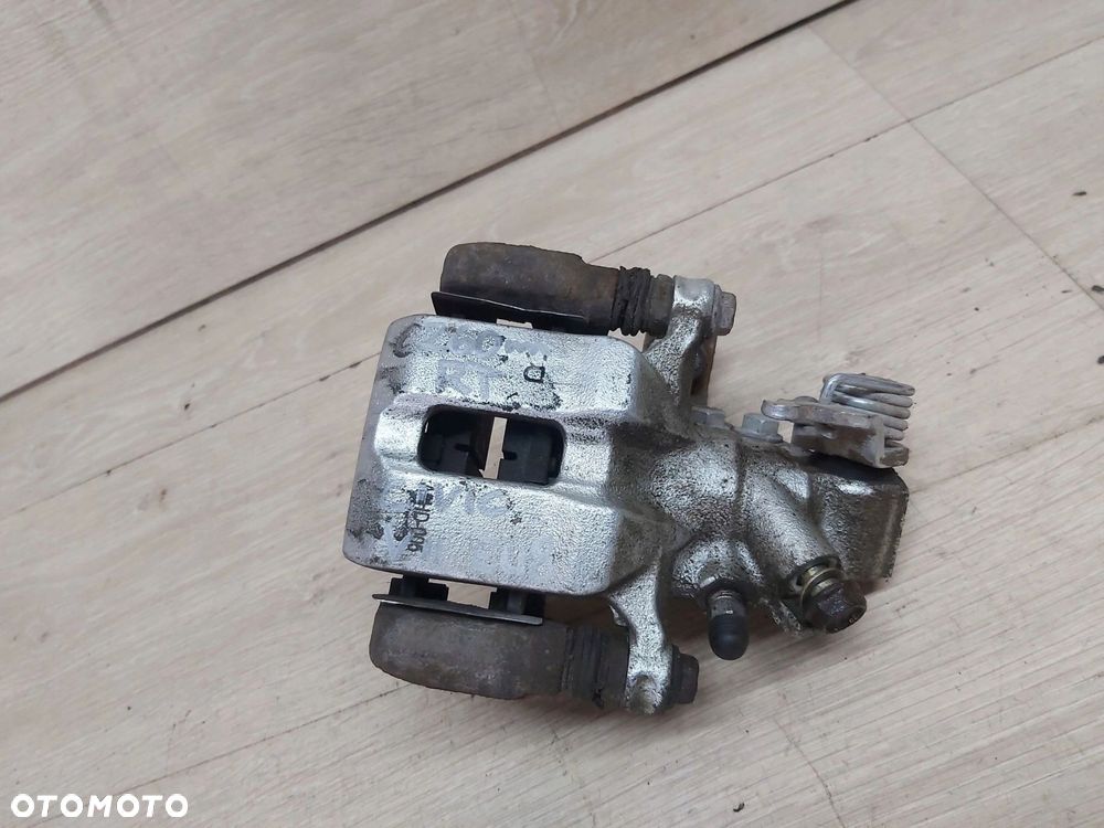 Honda Civic 7 VII 5D zacisk jarzmo prawy tył - 2