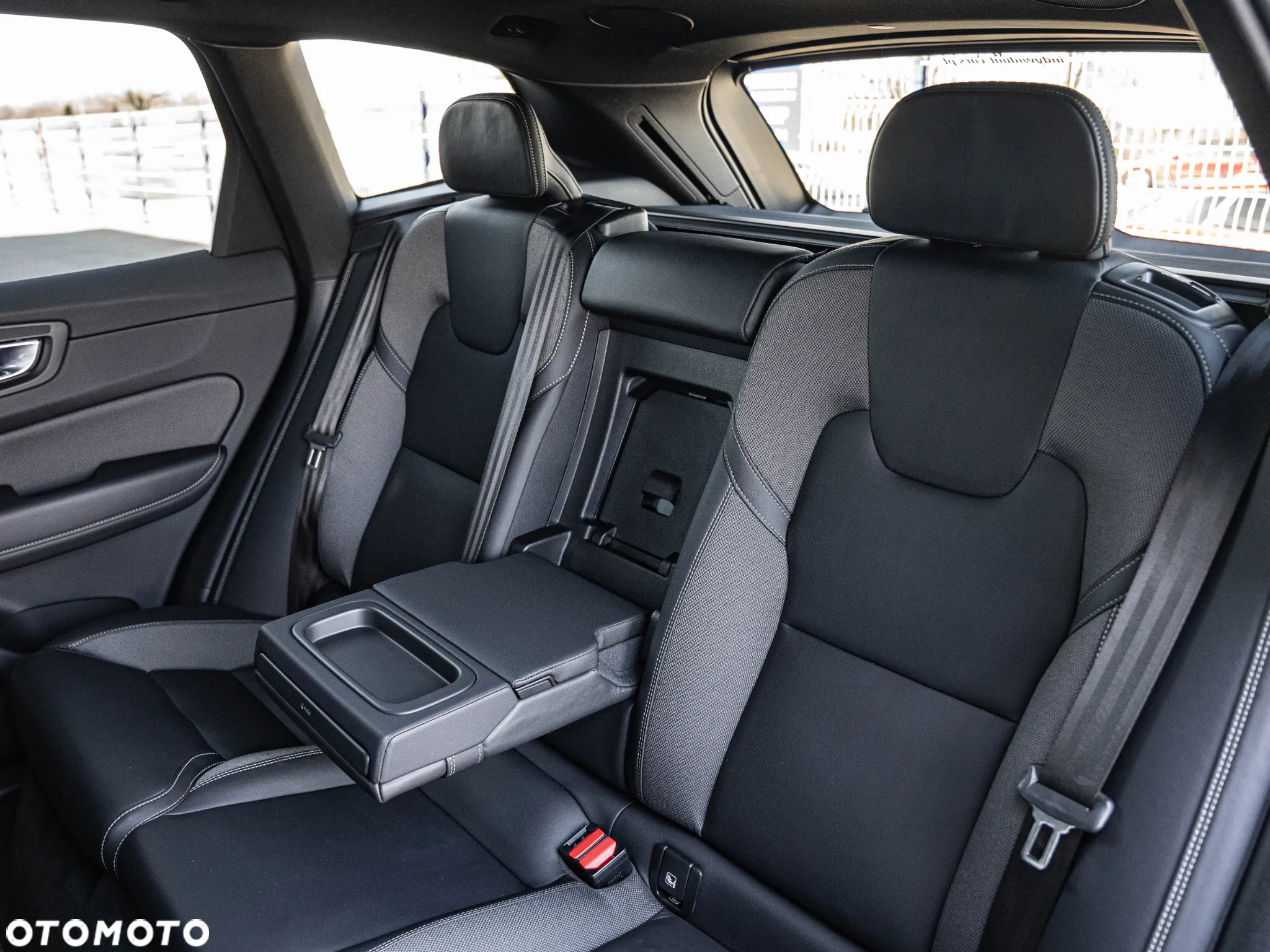Volvo XC 60 B4 D AWD Plus Dark - 29
