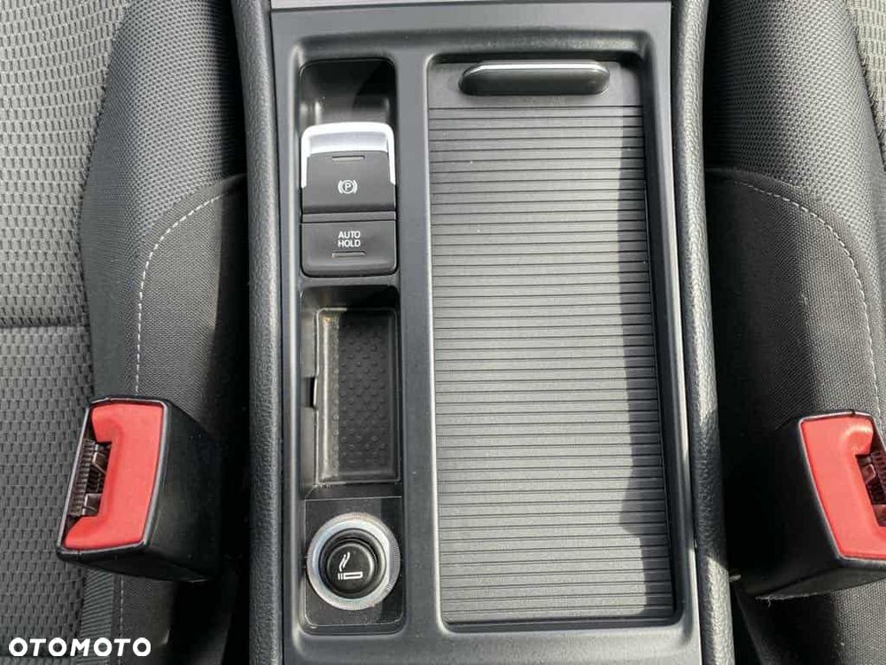 Volkswagen Golf 1.6 TDI BlueMotion Technology Comfortline - 12