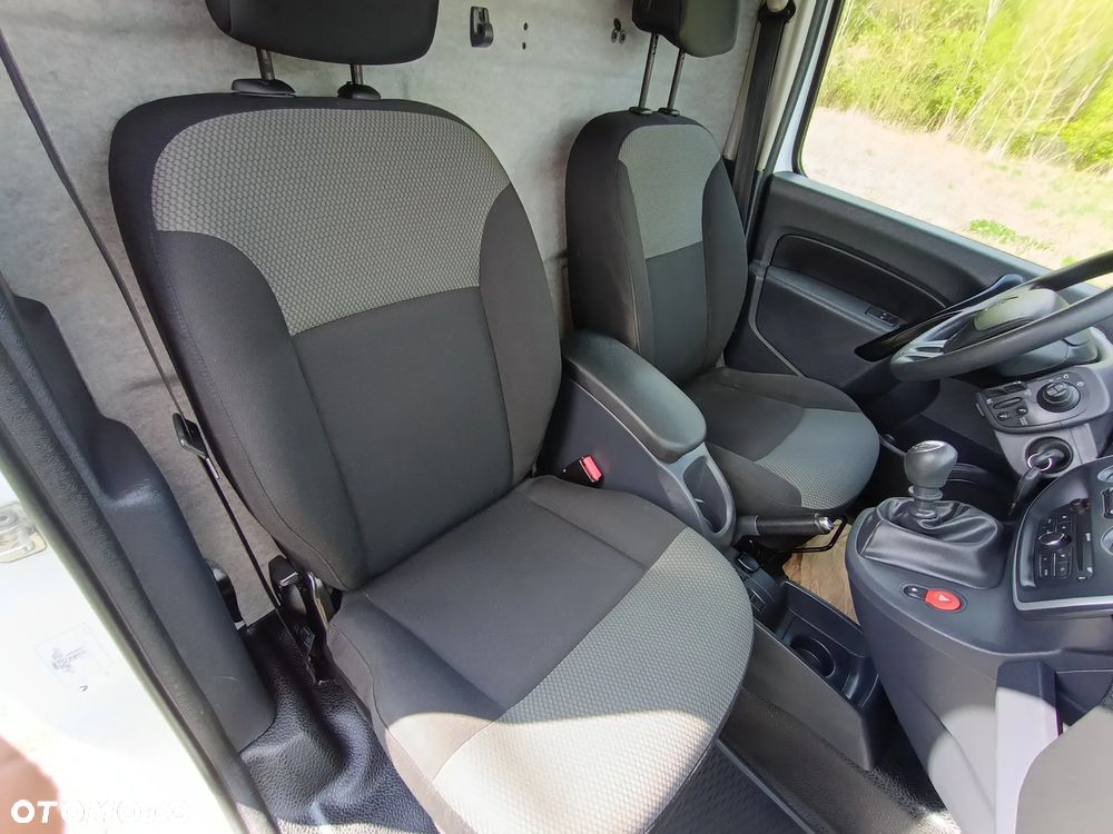 Renault Kangoo wersja MAXI LONG 1.5 diesel 110kM 2017 rok Bogate wyposażenie- WEBASTO, navigacja NISKI PRZEBIEG-142 tyś. SPRAWNY 100% ZAREJESTROWANY!! - 6