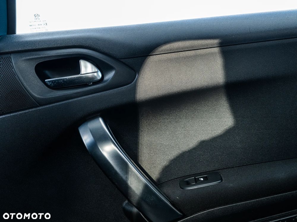 Peugeot 2008 1.2 Pure Tech Allure S&S EAT6 - 25