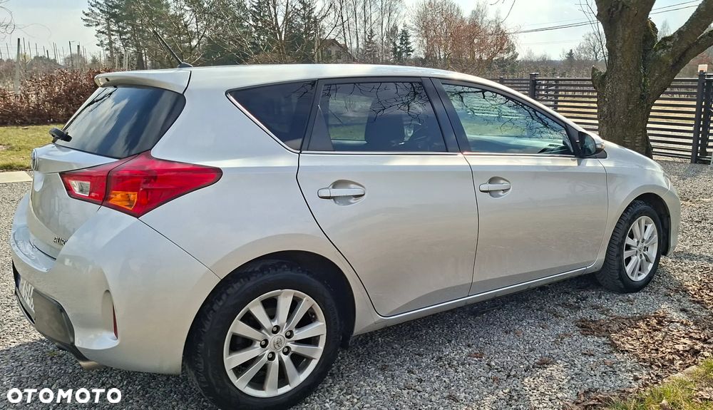 Toyota Auris 2015 photo 2