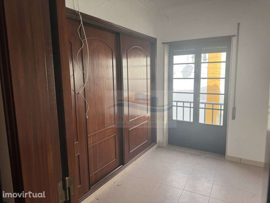 Edifício de rés-do-chão para comércio e 1o andar com sotão destinad... - Grande imagem: 5/31