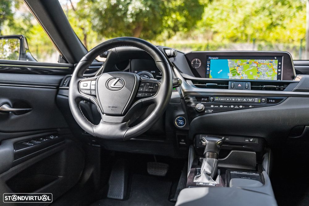 Lexus ES 300h Special Edition - 31