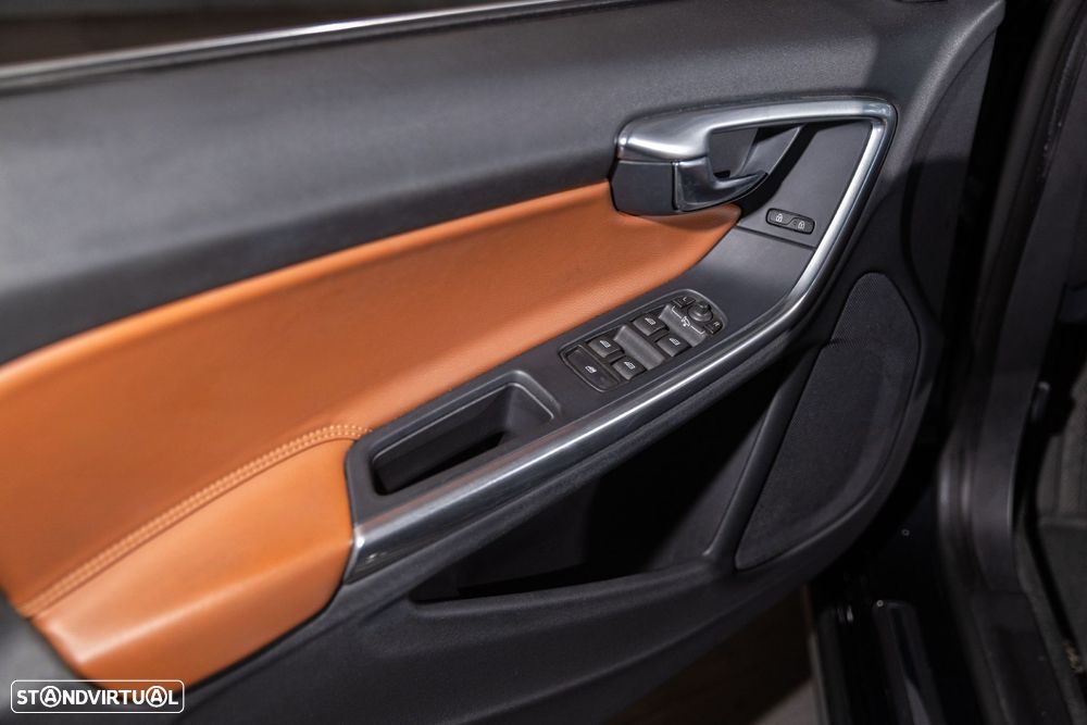 Volvo S60 Cross Country - 12