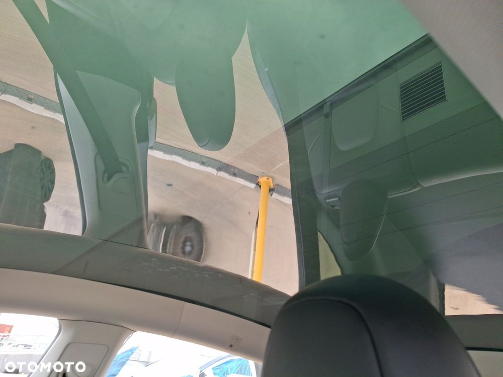 Tesla Y Long Range AWD - 13