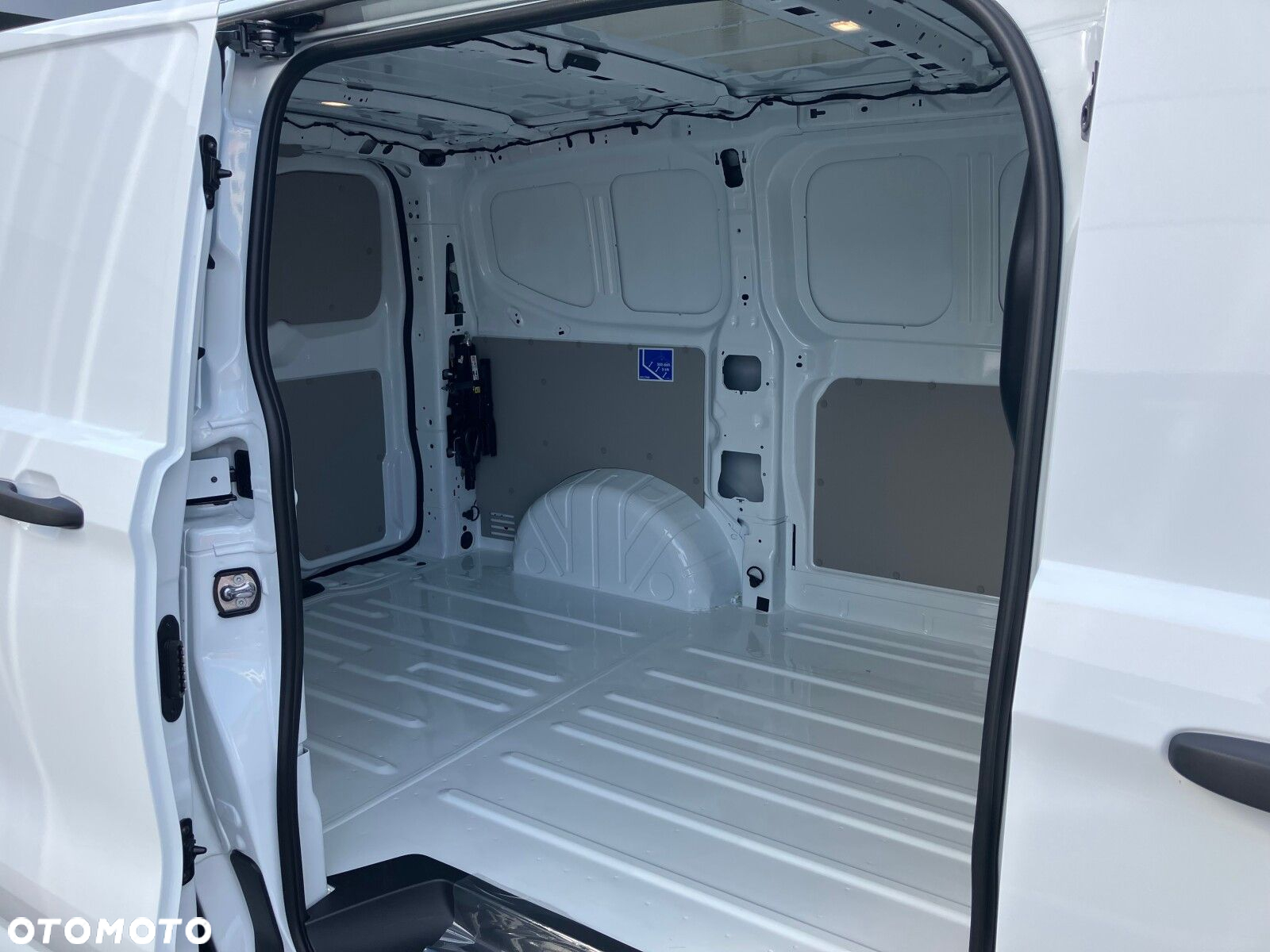 Volkswagen Transporter Transporter Furgon silnik: 2,0 l TDI 150 KM / skrzynia biegów: 8-biegowa automatyczna rozstaw osi: 3100 mm - 11