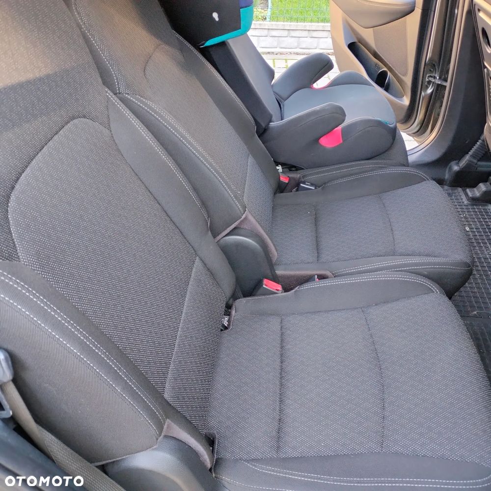 Kia Carens 1.6 GDI L - 23