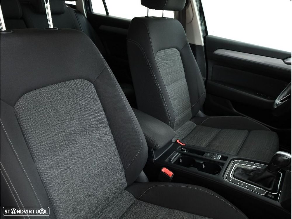 VW Passat Variant 2.0 TDi Business DSG - 16