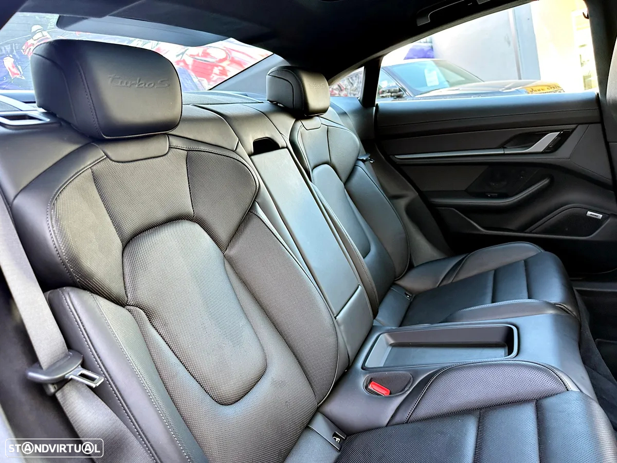 Porsche Taycan Turbo S - 32