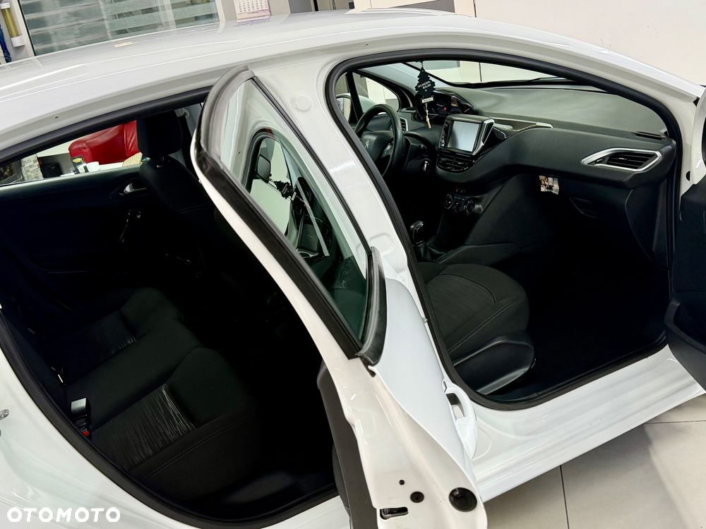 Peugeot 208 - 26