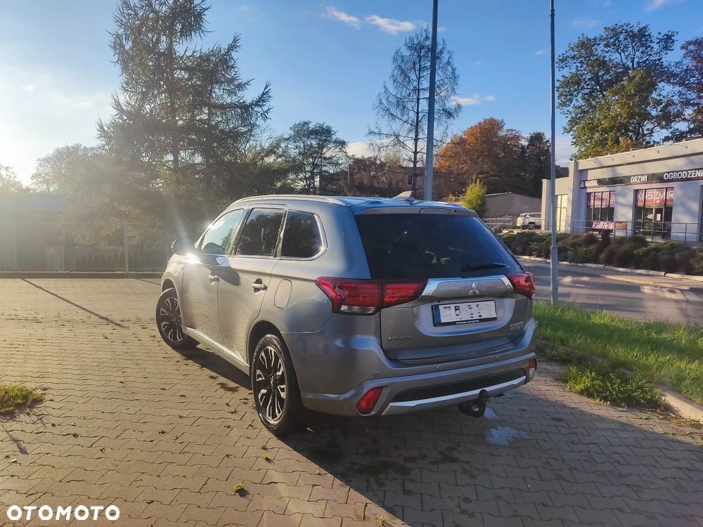 Mitsubishi Outlander Instyle NAVI + - 24