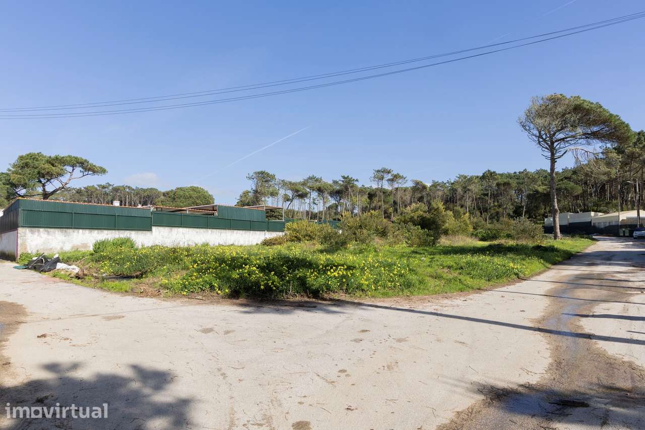 Lote de Terreno Urbano a poucos minutos do Atlântico – Praia das Maçãs - Grande imagem: 3/24