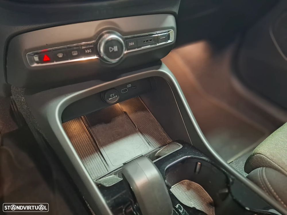 Volvo XC 40 2.0 B3 Plus Dark - 21