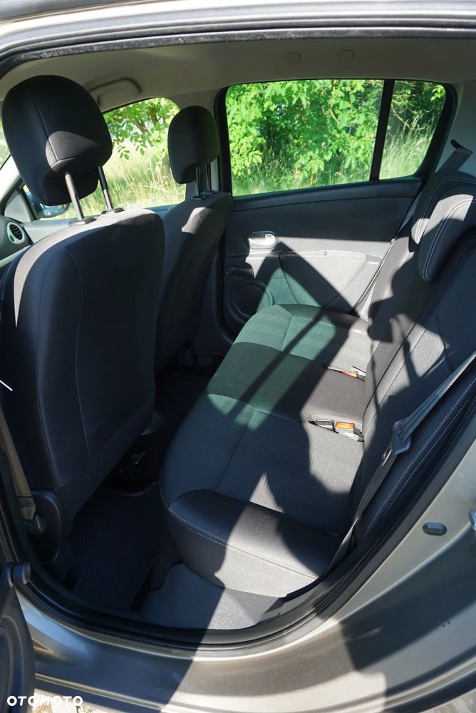 Renault Clio 1.2 16V 75 Expression - 31