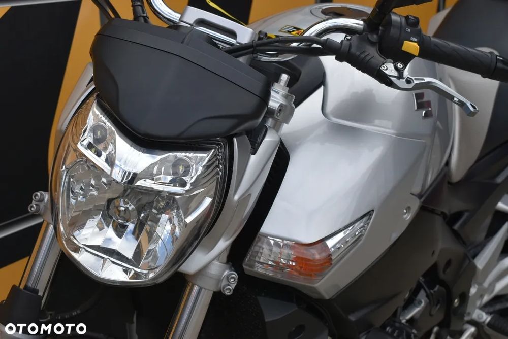 Suzuki GSR - 24