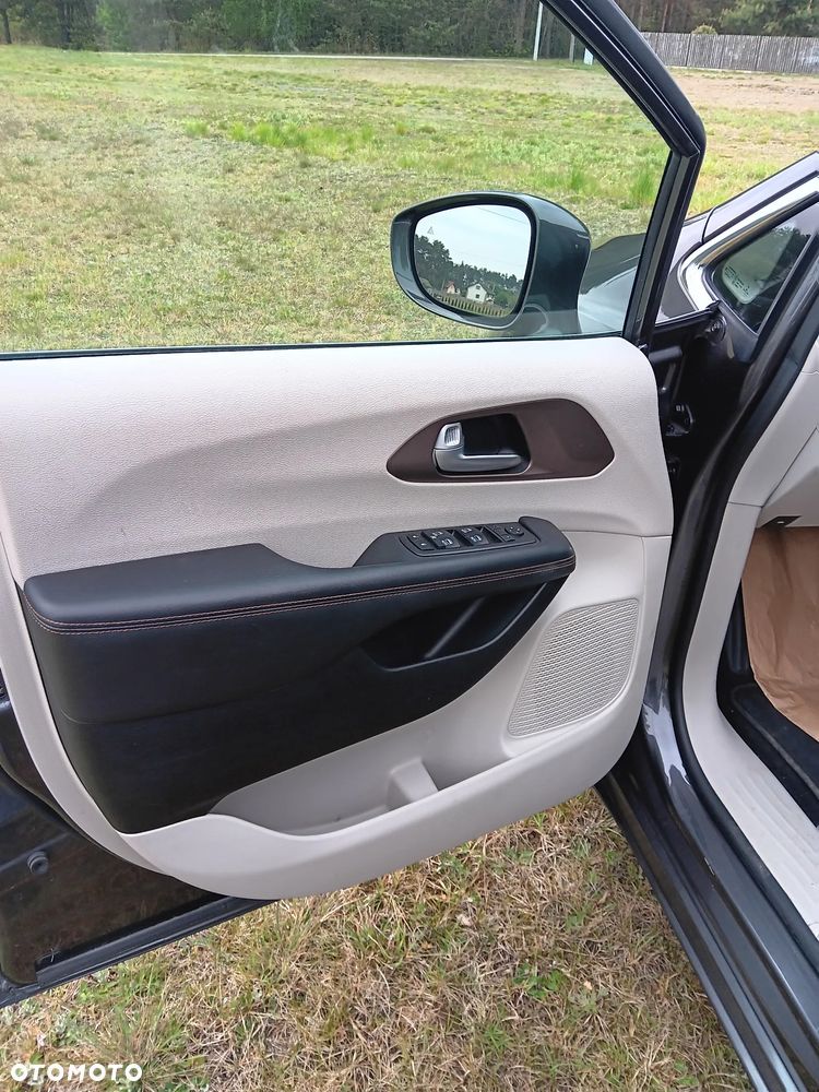 Chrysler Pacifica - 8