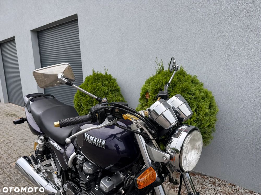 Yamaha XJR - 9