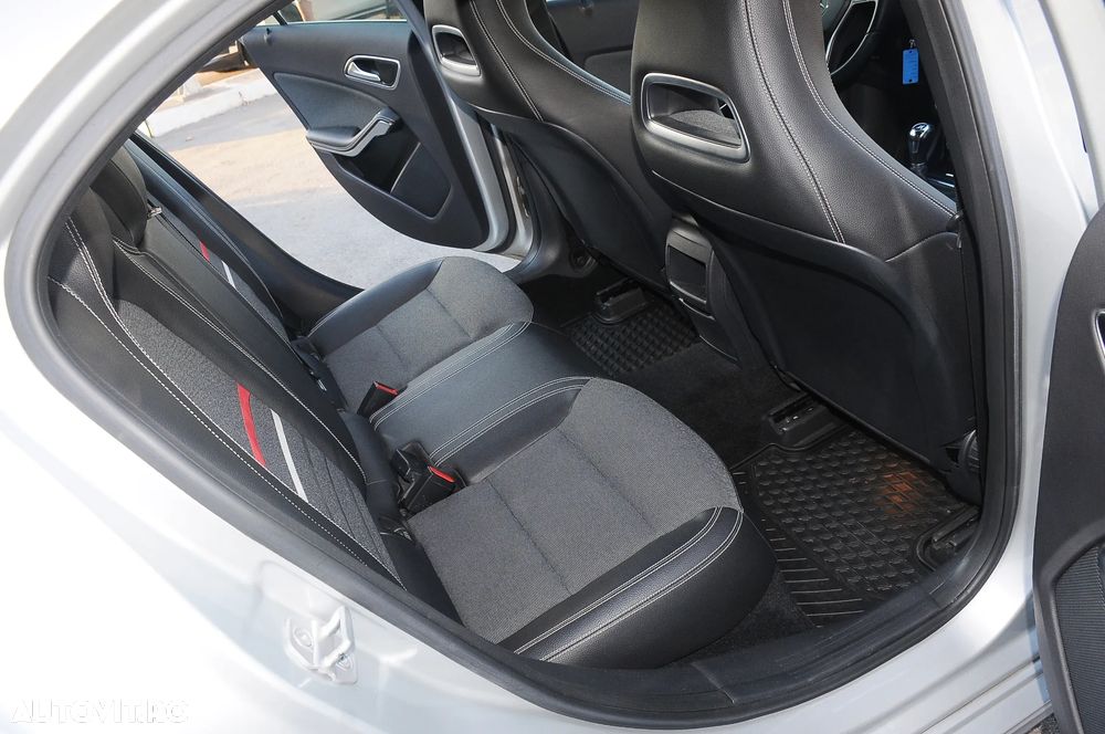 Mercedes-Benz A 180 AMG Line - 33