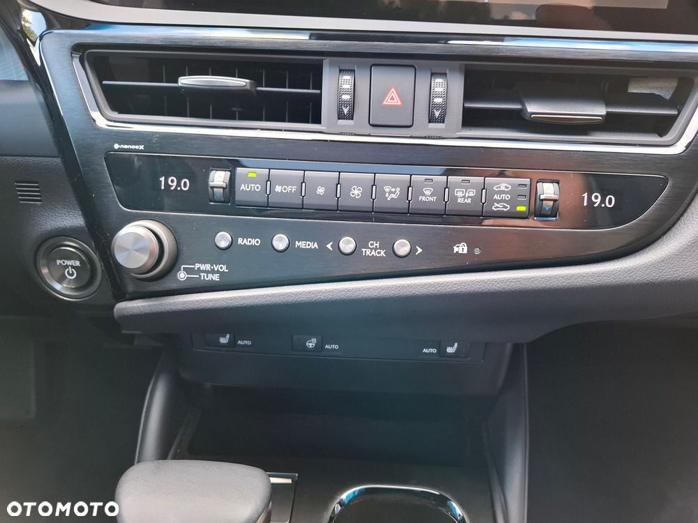 Lexus ES 300h Business Edition - 25