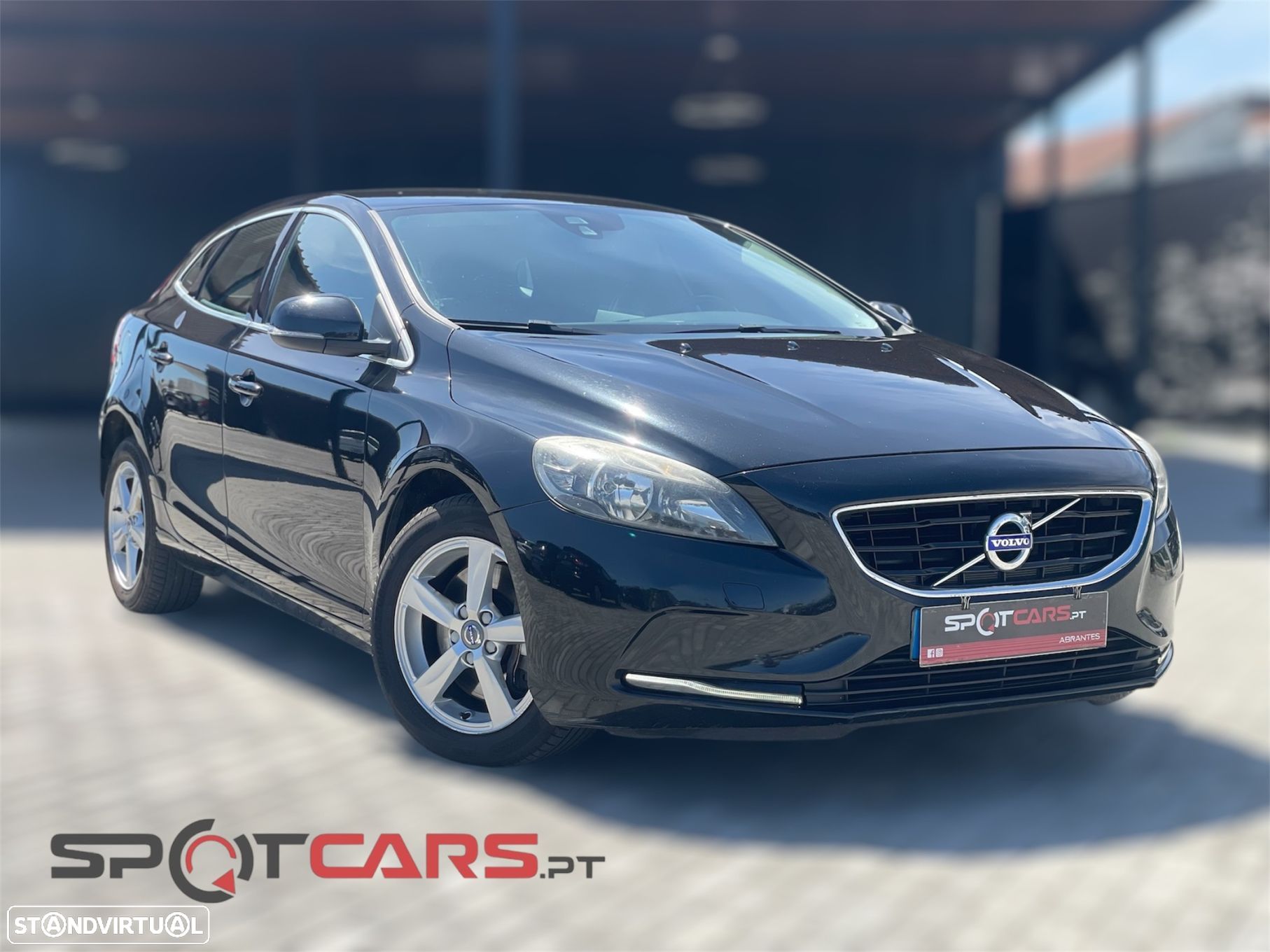 Volvo V40 2.0 D2 Momentum Geartronic - 1