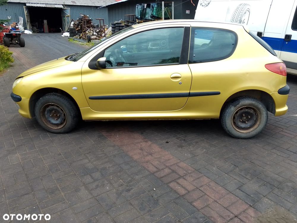 Peugeot 206 I FL (03-09r.) 1.4B 74KM. Silnik KFW Skrzynia 20CP81 lakier KAW – LAKIER ŻÓŁTY PERSEPOLIS.Cały na części. GWARANCJA !!!  Przód Tył Zestaw Komplet Drzwi Klapa Zderzak Błotnik Maska Grill Atrapa Szyba Pas Lampa Lusterko Boczki Fotel Kanapa Kokpit Deska Rozdzielcza Przełącznik Włącznik Sterownik Przewody Wiązka Instalacja Moduł Komputer Czujnik Listwa Pompa Alternator Wtryski Głowica Rozrusznik Kompresor Sprzęgło Dwumas Silnik Skrzynia ABS Klimatyzacji Paliwa Wspomagania Kolektor Turbina Przepustnica Zawór Chłodnica Koło Hak Belka Sanki Zawieszenie Mcpherson Półoś Amortyzator Wydech Tłumik Zacisk Most - 4