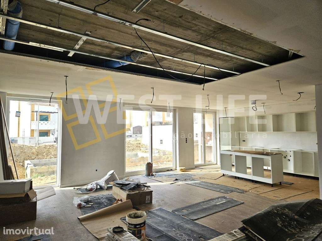 Moradia T4 com logradouro, terraço e piscina - NOVA - Grande imagem: 2/35