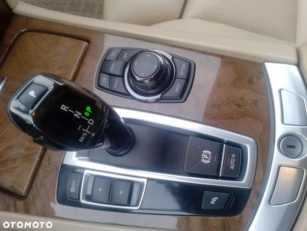BMW Seria 7 740i L - 12