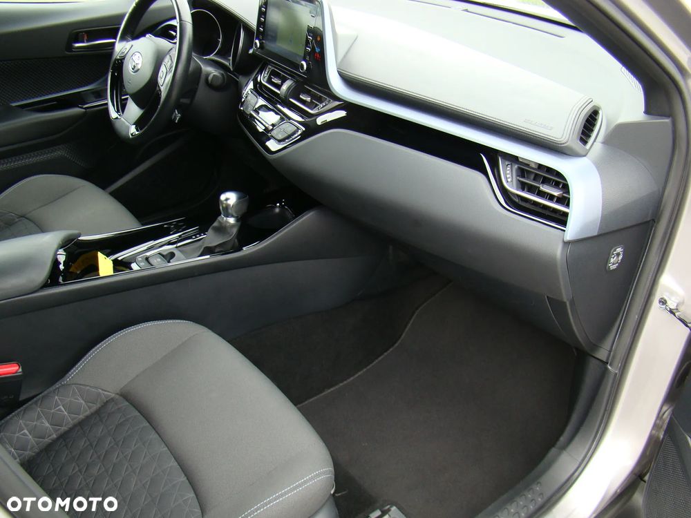 Toyota C-HR 1.8 Hybrid Team Deutschland - 36