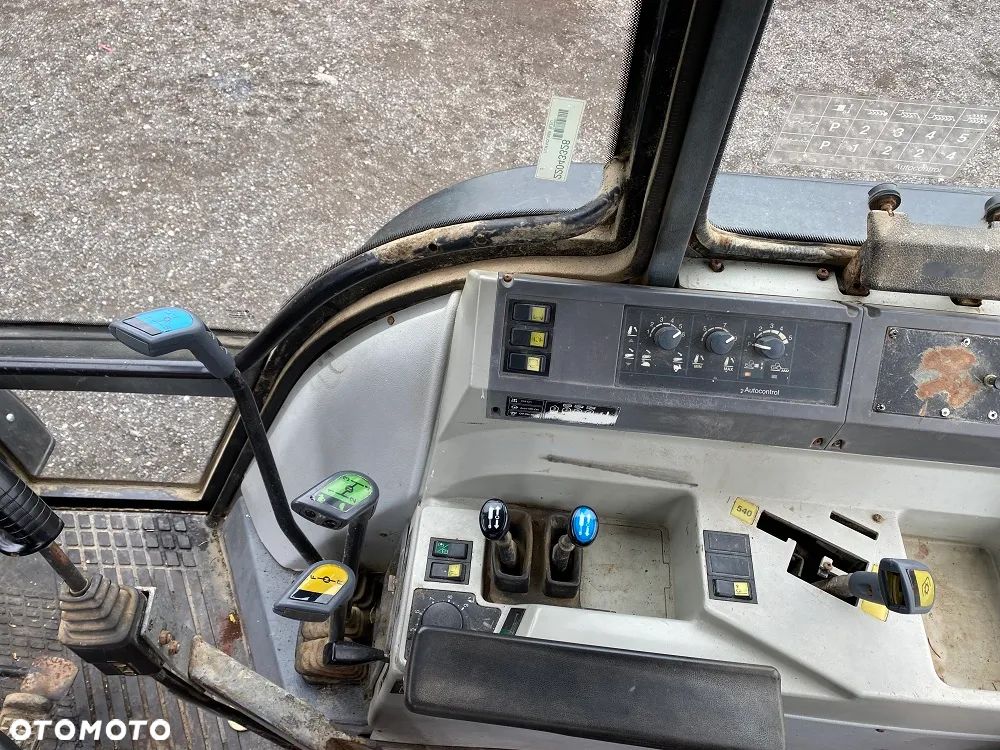 Valtra 6400 z ładowaczem Stoll - 8